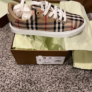 Brand new real Burberry woman’s shoes 5.5 I wear a 8.5 n they fit great.